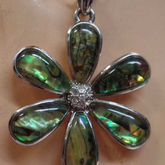 Lia Sophia Pendant & 18" Beaded Necklace Silvertone & Abalone Type Flower - Picture 1 of 12